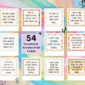 Pode incluir: Um conjunto de 54 cartas de afirma&ccedil;&atilde;o com mensagens engra&ccedil;adas e positivas. As cartas s&atilde;o coloridas e apresentam diferentes padr&otilde;es e designs. As cartas s&atilde;o intituladas "54 Cartas de Afirma&ccedil;&atilde;o Hil&aacute;rias".