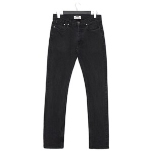 Pu&ograve; includere: Un paio di jeans neri in denim appesi a una gruccia nera. I jeans hanno una chiusura con bottoni e cinque tasche. Il nome del marchio "ACNE STUDIOS" &egrave; visibile sull'etichetta. I jeans sono a gamba dritta.