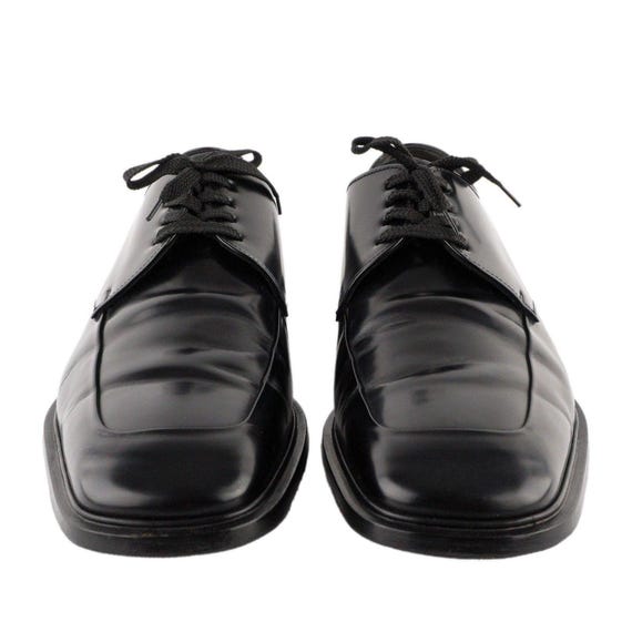 象徴的なプラダのスクエアトゥ ブラックヴィンテージレザーシューズ