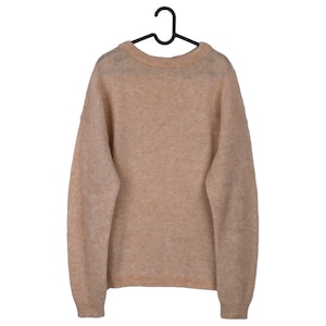 Pu&ograve; includere: Un maglione beige con scollo tondo e maniche lunghe &egrave; appeso a una gruccia nera. Il maglione ha una consistenza morbida e soffice e una vestibilit&agrave; rilassata, adatta all'abbigliamento casual. Il colore neutro lo rende versatile.