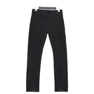 Pu&ograve; includere: Vista posteriore di jeans di denim neri appesi a una gruccia bianca. I jeans hanno un classico design a cinque tasche con gamba dritta. Il denim lavato scuro sembra essere prelavato per una sensazione pi&ugrave; morbida.