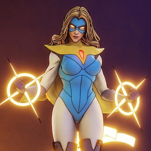 Puede incluir: Una figura de superheroína con un body azul y blanco, capa y máscara, sosteniendo orbes de energía brillante. Se encuentra sobre una base geométrica fragmentada con un rastro de energía brillante. La figura tiene pelo largo y rubio.