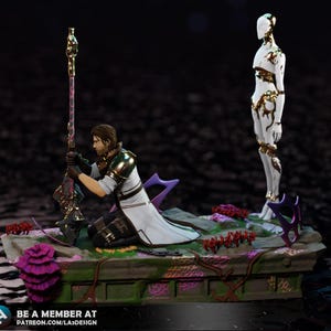 Puede incluir: Una figura blanca con detalles dorados se encuentra de pie sobre una plataforma con una figura arrodillada que sostiene un bastón. La plataforma está cubierta de musgo verde y estructuras coralinas rosadas. El fondo es negro.