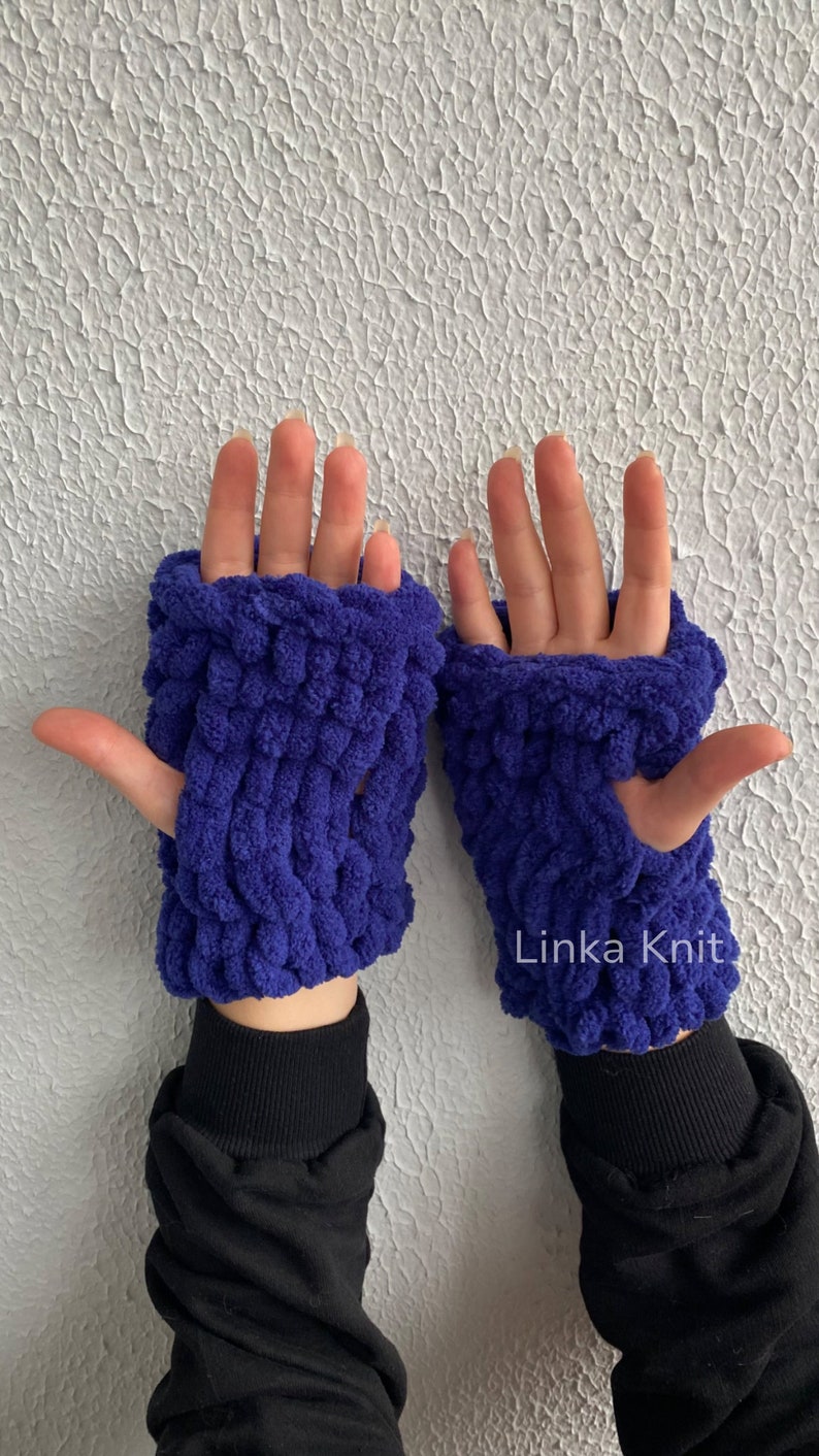 Special heart gloves for Valentine's Day,Gift heart gloves,Winter fluffy gloves with hearts,handmade woven winter heart gloves imagem 2