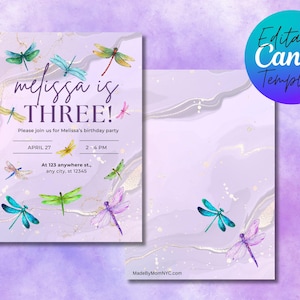 Könnte beinhalten: Lila-weiße Geburtstagseinladung mit Libellen-Motiv. Die Einladung lautet "melissa is THREE!" und enthält Datum, Uhrzeit und Ort der Party.