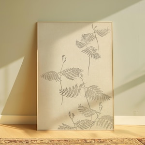 Può includere: Una stampa botanica incorniciata con un'illustrazione dettagliata di piante simili a felci in tonalità grigie e beige. L'opera d'arte è presentata su uno sfondo neutro, creando un'estetica minimalista. La stampa è racchiusa in una cornice di legno colorata.