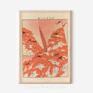 Pode incluir: Uma impressão japonesa vintage em madeira que representa uma paisagem vermelha e branca com pássaros negros voando sobre as árvores. O texto na imagem diz "第二百四章".