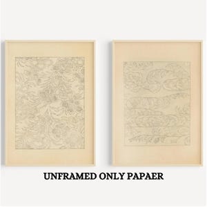 Può includere: Due stampe non incorniciate con un'estetica vintage. Entrambe le stampe presentano un delicato e intricato motivo di fiori e foglie stilizzati in grigio chiaro su uno sfondo crema. Il testo "UNFRAMED ONLY PAPAER" è stampato sotto le stampe.