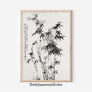 Pode incluir: Uma impressão emoldurada a preto e branco de caules e folhas de bambu. A obra de arte é um estilo tradicional de pintura a tinta asiática, com pinceladas detalhadas e caligrafia. A moldura é de cor de madeira clara. O texto "DaikiJapaneseGiclee" está na parte inferior.