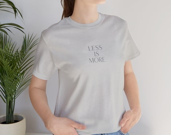 Camiseta "Menos es más" / Camiseta con tipografía minimalista, Armario Cápsula