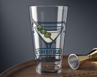 Martini Glass Illustration Mischglas | Ein Tini Bit älterer Geburtstags-Humor-Pint-Glas | 16oz Pint Glas mit Oliven