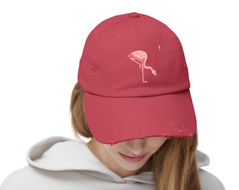 Pode incluir: Um boné de beisebol vermelho desbotado com um gráfico de flamingo rosa.