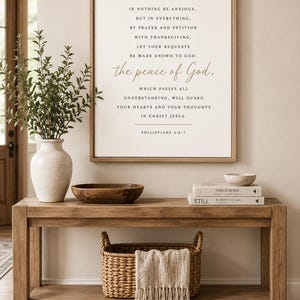 Peut inclure: Une décoration murale rectangulaire dans un cadre en bois clair avec du texte noir et cuivré qui dit : In nothing be anxious, but in everything, by prayer and petition with thanksgiving, let your requests be made known to God.