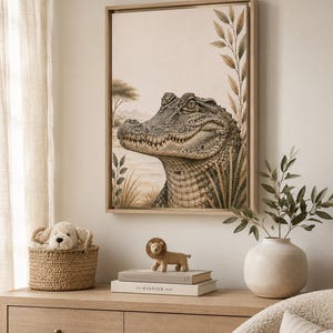 Könnte beinhalten: Ein gerahmter Wandkunstdruck mit einer detaillierten Illustration eines Alligators in einer Savannenlandschaft in gedeckten Beige- und Brauntönen. Das Kunstwerk zeigt den Alligator im Profil, umgeben von hohem Gras und einem Baum.
