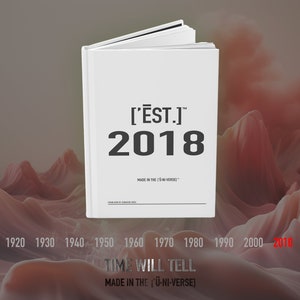 Könnte beinhalten: Ein weißes Buch mit dem Text "['EST.] 2018" und "MADE IN THE [U-NI-VERSE]" auf dem Cover. Das Buch liegt auf einem rosa und weißen abstrakten Hintergrund mit einer Zeitachse der Jahre von 1910 bis 2020. Der Text "TIME WILL TELL" und "MADE IN THE [U-NI-VERSE]" befindet sich unterhalb der Zeitachse.
