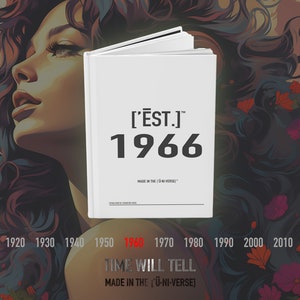 Diario personalizzabile 1966, Diario con nome personalizzato, Est. Regalo iconico dell'anno 1966 - ['ĒST]™ di HŪMN