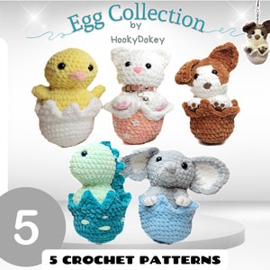 Può includere: Un pacchetto di schemi all'uncinetto con cinque adorabili animali amigurumi, tra cui un pulcino, un gattino, un cucciolo, un dinosauro e un elefante, ognuno seduto all'interno di un uovo all'uncinetto. Il pacchetto è intitolato "Egg Collection by HookyDoley Bundle 5 - 5 Crochet Patterns".