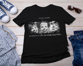 Tee-shirt graphique clown, chemise clowns rieurs, chemise « Je ne suis pas fou », tenue de carnaval drôle, tee-shirt trio de clowns amusants, chemise rire et amusante.