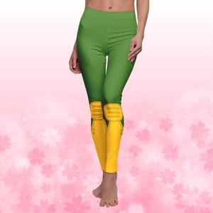 Puede incluir: Leggings verdes con rodilleras amarillas. Los leggings son de cintura alta y presentan un color verde liso en la parte superior y rodilleras amarillas con un dise&ntilde;o detallado. Los leggings son ajustados y est&aacute;n hechos de un material el&aacute;stico.