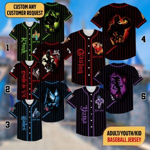 Peut inclure: Maillots de baseball avec des motifs de personnages. Les maillots sont noirs avec des rayures colorées et présentent des personnages comme Kronk, Cruella de Vil, Hadès, Gaston et Yzma. Le texte "CUSTOM ANY CUSTOMER REQUEST" et "ADULT/YOUTH/KID BASEBALL JERSEY" sont également visibles.