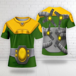 Puede incluir: Camiseta verde con dise&ntilde;o amarillo y dorado. La parte delantera presenta un cuello amarillo y detalles dorados, con un dise&ntilde;o de cintur&oacute;n gris. La parte trasera tiene un dise&ntilde;o mec&aacute;nico gris con detalles amarillos. Prenda de manga corta.