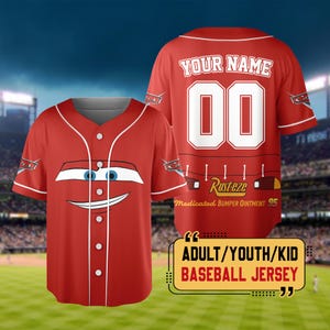 Pu&ograve; includere: Maglia da baseball rossa con la faccia di un'auto dei cartoni animati sul davanti. Il retro mostra "YOUR NAME" sopra il numero "00" e il testo "Rusteze Medicated Bumper Ointment 95". La maglia &egrave; etichettata "ADULT/YOUTH/KID BASEBALL JERSEY".