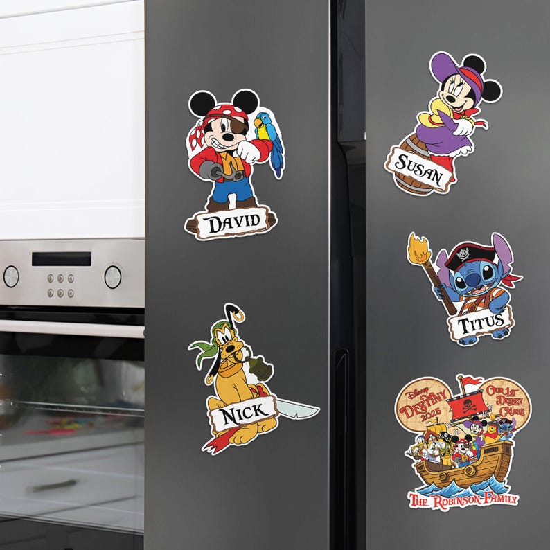 Op de afbeelding: Een verzameling kleurrijke Disney piratenmagneten. Met Mickey Mouse, Minnie Mouse, Pluto en Stitch, elke magneet heeft een naam erop. Een piratenschipmagneet heeft de tekst "Disney Destiny 2025" en "Our 1st Disney Cruise".