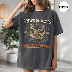Chemise rétro Gaston's Tavern, T-shirt Gaston's Tavern 1991 Brew and Biceps Comfort Colors, T-shirt La Belle et la Bête, Tenues de voyage Disneyland
