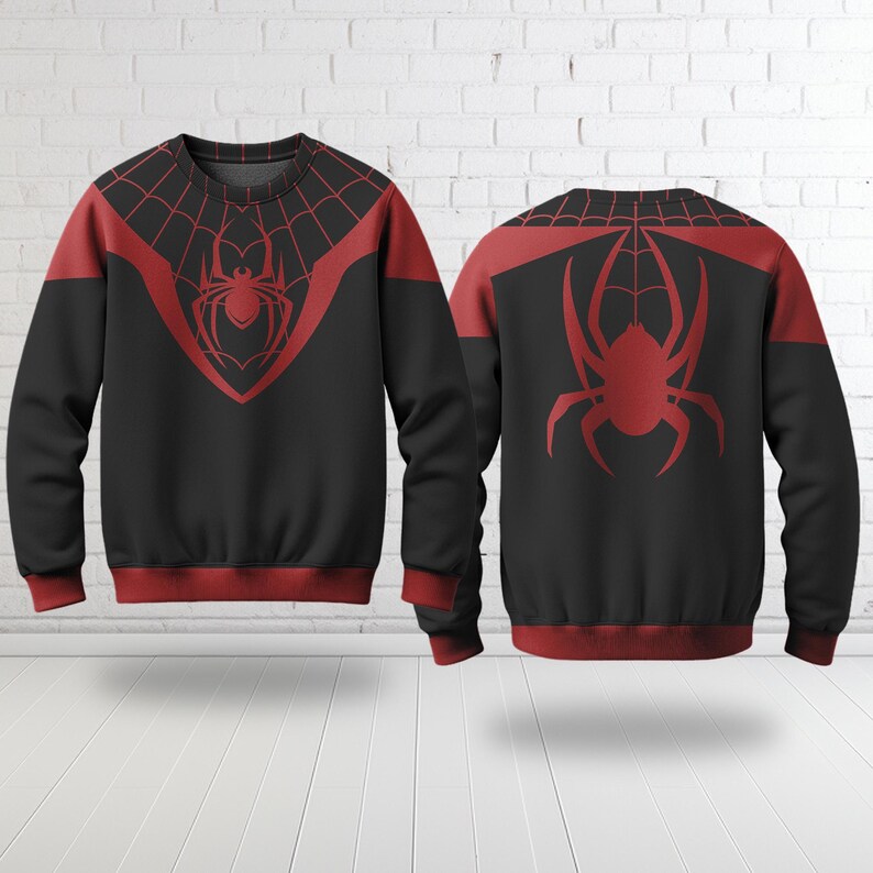Puede incluir: Sudadera negra con detalles rojos y un dise&ntilde;o de telara&ntilde;a. La parte delantera presenta un emblema de ara&ntilde;a roja, mientras que la parte trasera muestra un gr&aacute;fico de ara&ntilde;a m&aacute;s grande. Los pu&ntilde;os y el cuello son rojos.