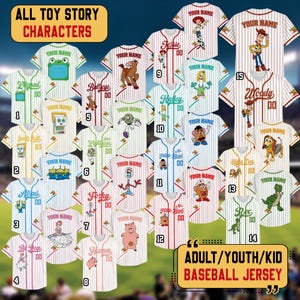 K&ouml;nnte beinhalten: Eine Sammlung von Baseball-Trikots mit Charakteren aus dem Film Toy Story. Jedes Trikot hat eine Charaktergrafik, den Text "YOUR NAME" und eine Nummer. Die Trikots sind wei&szlig; mit roten oder blauen Nadelstreifen.