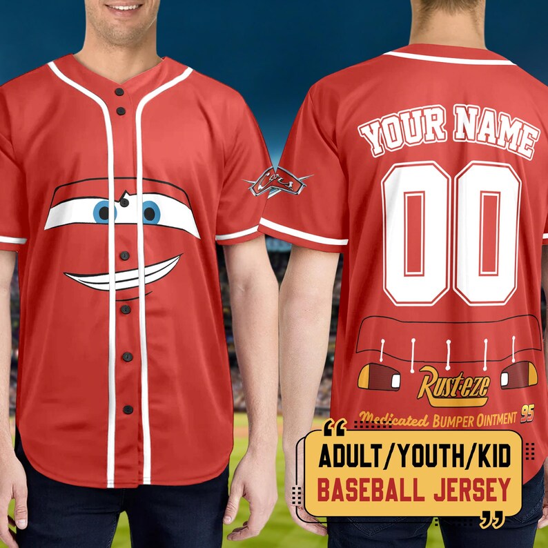 Pu&ograve; includere: Maglia da baseball rossa con la faccia di un'auto dei cartoni animati sul davanti e la scritta "YOUR NAME" e il numero "00" sul retro. La maglia ha anche la scritta "Rusteze Medicated Bumper Ointment 95" e le parole "ADULT/YOUTH/KID BASEBALL JERSEY".