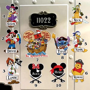 Op de afbeelding: Een verzameling Disney-stickers met piratenthema, met Mickey Mouse, Minnie Mouse, Donald Duck, Goofy en Winnie de Poeh. Elke sticker heeft een naam, zoals "Susan", "David", "Nick", "Ryan", "Titus", "Liam", "Alice", "Henry" en "Robert".
