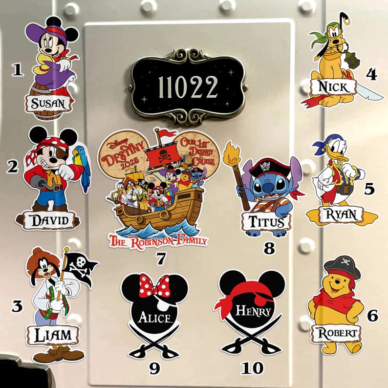 Op de afbeelding: Een verzameling Disney-stickers met piratenthema, met Mickey Mouse, Minnie Mouse, Donald Duck, Goofy en Winnie de Poeh. Elke sticker heeft een naam, zoals "Susan", "David", "Nick", "Ryan", "Titus", "Liam", "Alice", "Henry" en "Robert".