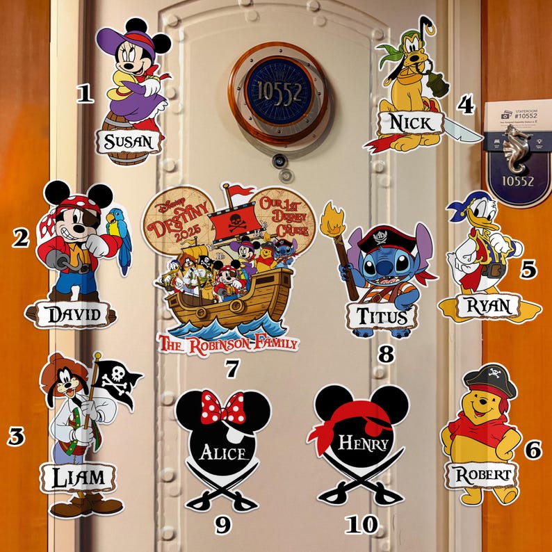 Op de afbeelding: Een verzameling Disney-thema piratendeurdecoraties. De decoraties tonen verschillende personages zoals Mickey Mouse, Minnie Mouse, Donald Duck en Stitch, elk met een piratenthema. Namen zijn op elke decoratie opgenomen.
