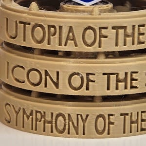 Peut inclure: Trois sous-verres en bois brun empil&eacute;s avec les noms des navires de croisi&egrave;re Royal Caribbean : Utopia of the Seas, Icon of the Seas et Symphony of the Seas.