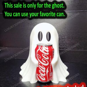 Op de afbeelding: Een witte 3D-geprinte spookfiguur met een rode Coca-Cola-blikje. De tekst op de afbeelding luidt: "Deze verkoop is alleen voor het spook. Je kunt je favoriete blikje gebruiken." en "*Coca-Cola-blikje is NIET inbegrepen."
