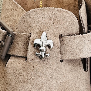 Charm Fleur de Lys / Shoe charm/boot charm /accessoire de chaussures/ bijou /pour sabots type Birkenstock ou boots type UGG une fleur de Lys