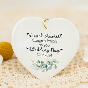 Souvenir suspendu personnalisé en céramique d'eucalyptus, cadeau souvenir de mariage, plaque coeur en céramique pour fiançailles, fête de mariage, cadeau pour couple