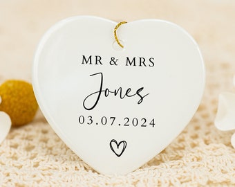 Mr & Mrs Couple Wedding Gift, Engaged Hanging Tag, Newlyweds Gift, Ceramic Heart Plaque for Wedding Day, Christmas Wedding Keepsake Decor