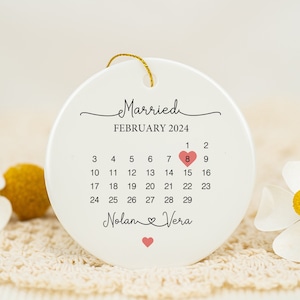 Calendario de matrimonio personalizado Fecha recuerdo colgante de cerámica, regalo de boda, regalo de placa redonda para parejas con caja envuelta, regalo de Mr & Mrs