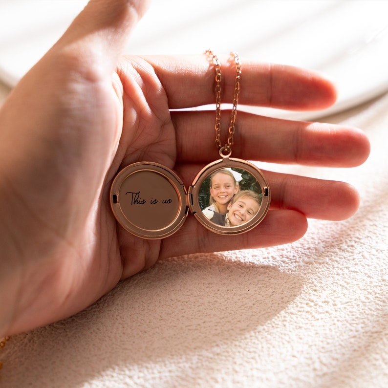 Photo Locket Necklace with Birth Flower,Picture Locket Necklace,Woman Jewelry,Birthday Gift for Mom, Christmas Gift Ideas,Engraved Locket zdjęcie 3