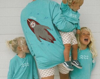 Camiseta Surfer Sloth, camisetas de surf, regalos de surfista, ropa de surf para niños, traje de niño surfista, regalo para amantes del surf, a juego con su niño pequeño