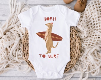 Maverick The Meerkat Surf Body, Bebé surfista, Mono de tabla de surf, Lindo traje de bebé, Regalo de baby shower, Anuncio de embarazo, Próximamente