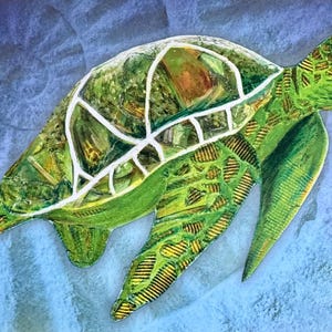 Può includere: Dipinto dettagliato di una tartaruga marina nelle tonalità del verde, giallo e marrone. Il guscio della tartaruga presenta un motivo bianco e lo sfondo è blu strutturato. L'opera cattura l'essenza della vita marina.