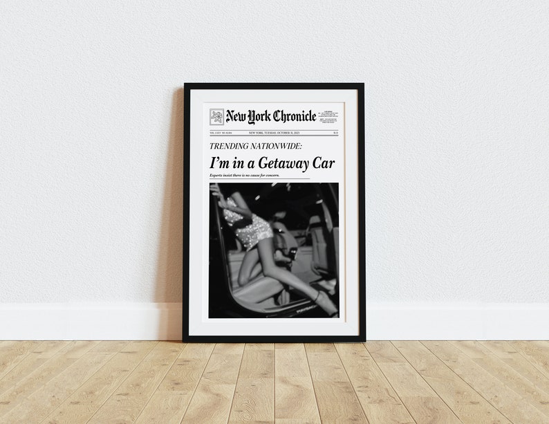 Pode incluir: Uma fotografia a preto e branco de uma mulher num carro. A fotografia est&aacute; emoldurada e tem o t&iacute;tulo "I'm in a Getaway Car" do New York Chronicle.