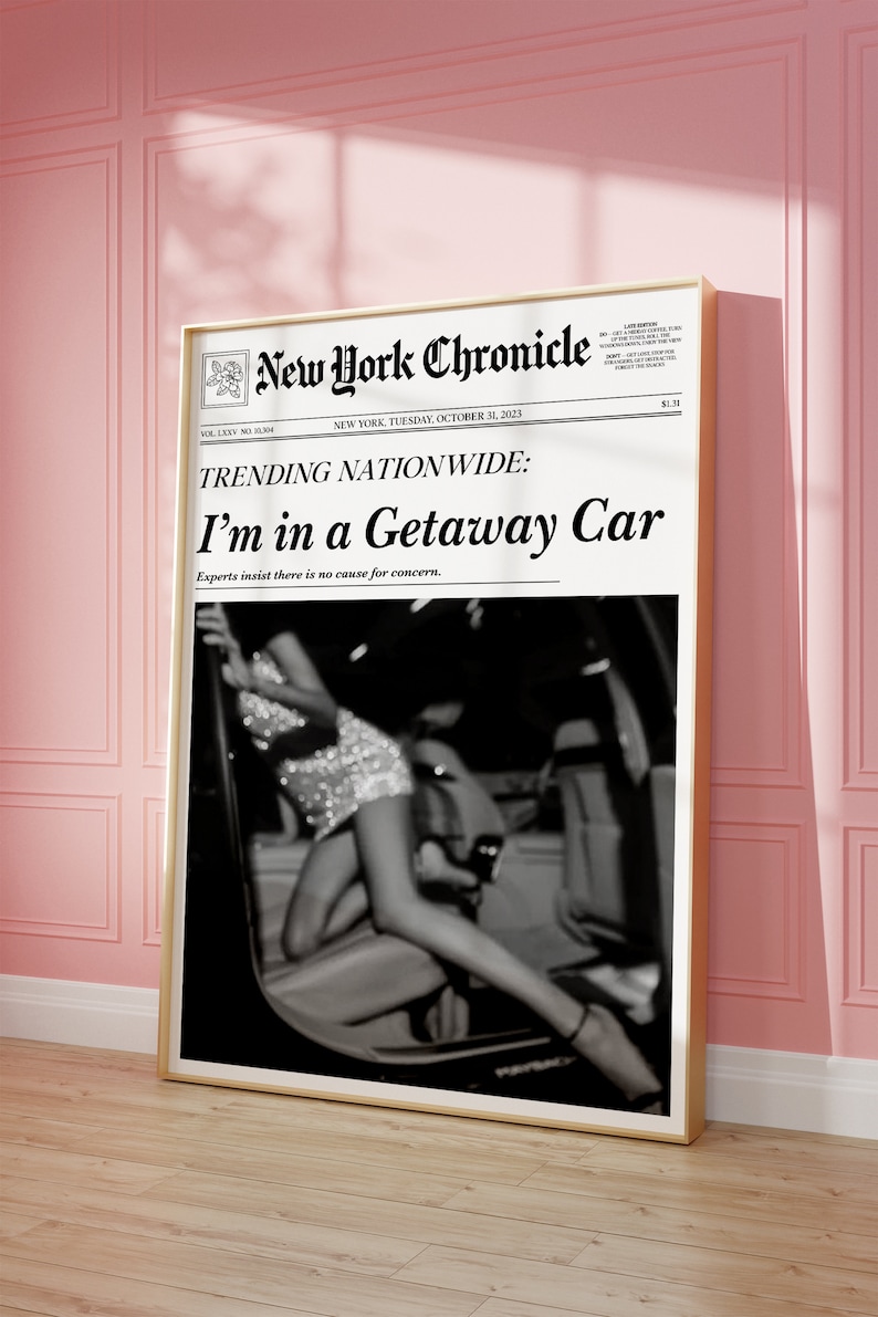 Pode incluir: Um recorte de jornal em preto e branco com a manchete "I'm in a Getaway Car" do New York Chronicle, datado de ter&ccedil;a-feira, 31 de outubro de 2023. O artigo &eacute; sobre uma pessoa num carro, com uma foto de uma mulher num vestido brilhante sentada no banco do passageiro.