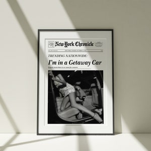 Pode incluir: Fotografia em preto e branco de uma mulher com um vestido brilhante entrando em um carro. A foto est&aacute; emoldurada e tem o t&iacute;tulo "I'm in a Getaway Car" do New York Chronicle.