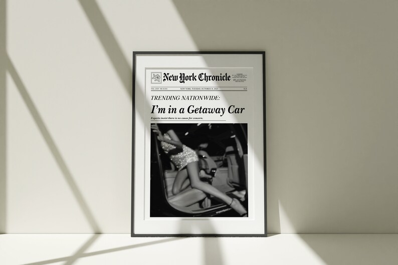 Pode incluir: Fotografia em preto e branco de uma mulher com um vestido brilhante entrando em um carro. A foto est&aacute; emoldurada e tem o t&iacute;tulo "I'm in a Getaway Car" do New York Chronicle.
