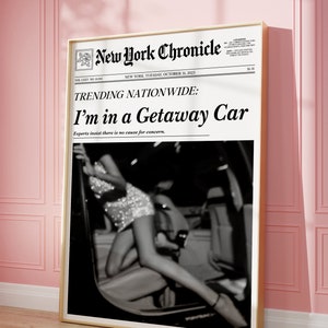 Pode incluir: Um recorte de jornal em preto e branco com a manchete "I'm in a Getaway Car" do New York Chronicle, datado de ter&ccedil;a-feira, 31 de outubro de 2023. O artigo &eacute; sobre uma pessoa num carro, com uma foto de uma mulher num vestido brilhante sentada no banco do passageiro.