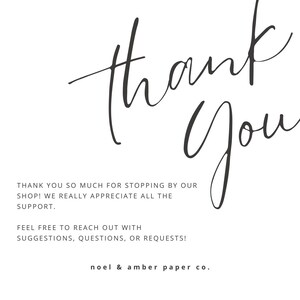 Pode incluir: Cart&atilde;o de agradecimento com uma mensagem de agradecimento escrita &agrave; m&atilde;o em tinta preta. O cart&atilde;o tamb&eacute;m inclui o texto "THANK YOU SO MUCH FOR STOPPING BY OUR SHOP! WE REALLY APPRECIATE ALL THE SUPPORT. FEEL FREE TO REACH OUT WITH SUGGESTIONS, QUESTIONS, OR REQUESTS! noel & amber paper co."